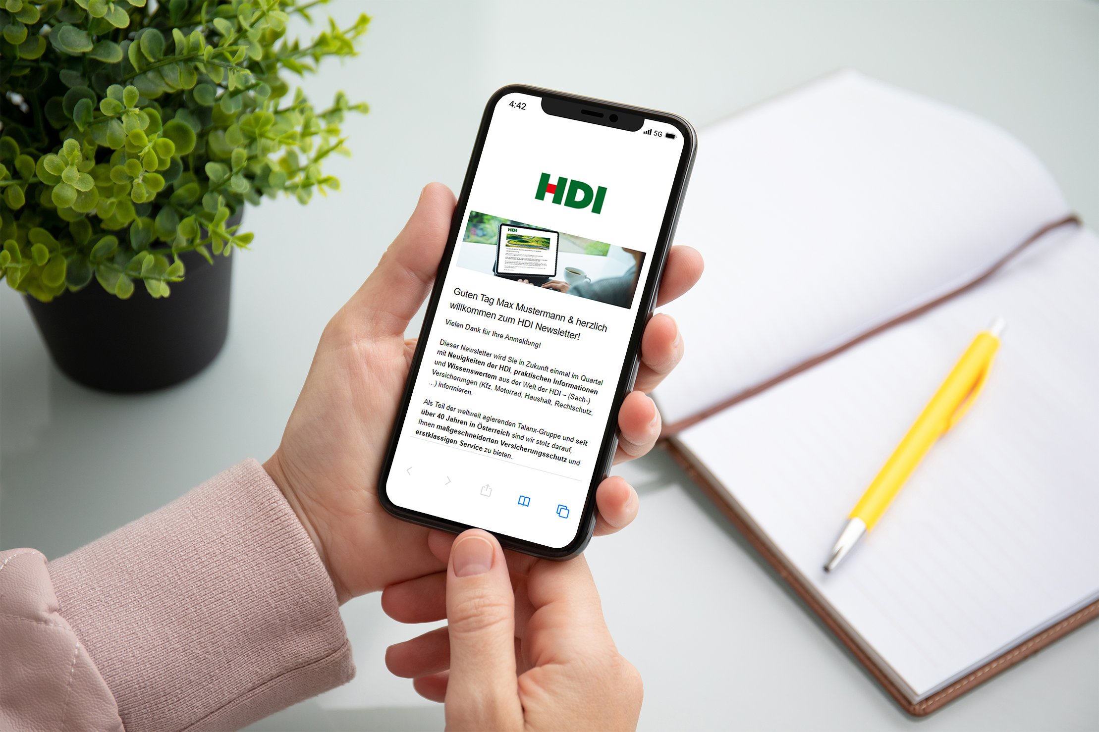 Person sitz vor einem augeklappten Laptop, auf dem die HDI-Website zu sehen ist.