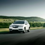 weißes Auto fährt auf Straße