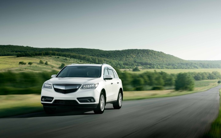 weißes Auto fährt auf Straße