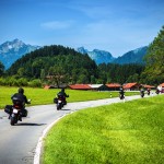 Motorräder fahren auf Straße