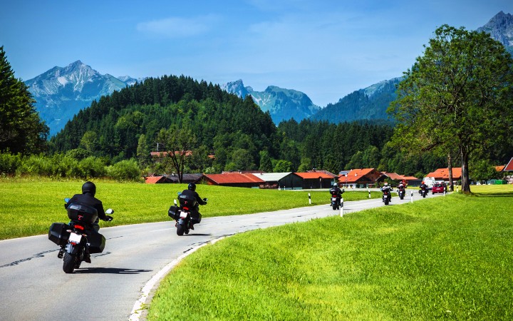Motorräder fahren auf Straße