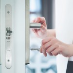 Tür wird mit Schlüssel geöffnet